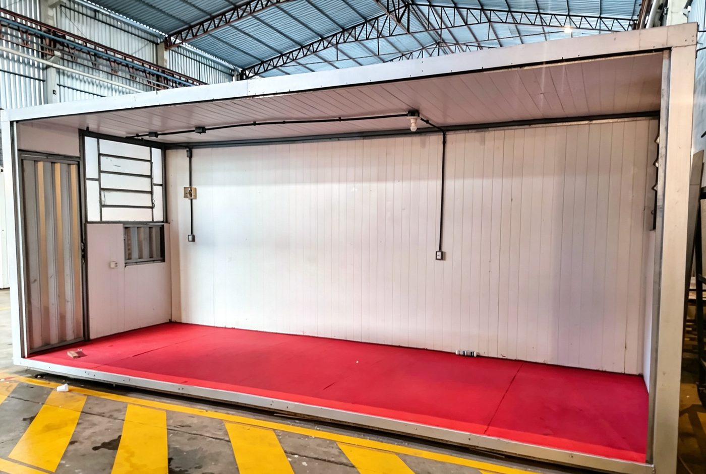 Container em fase de acabamento e revisão interna na LC Containers