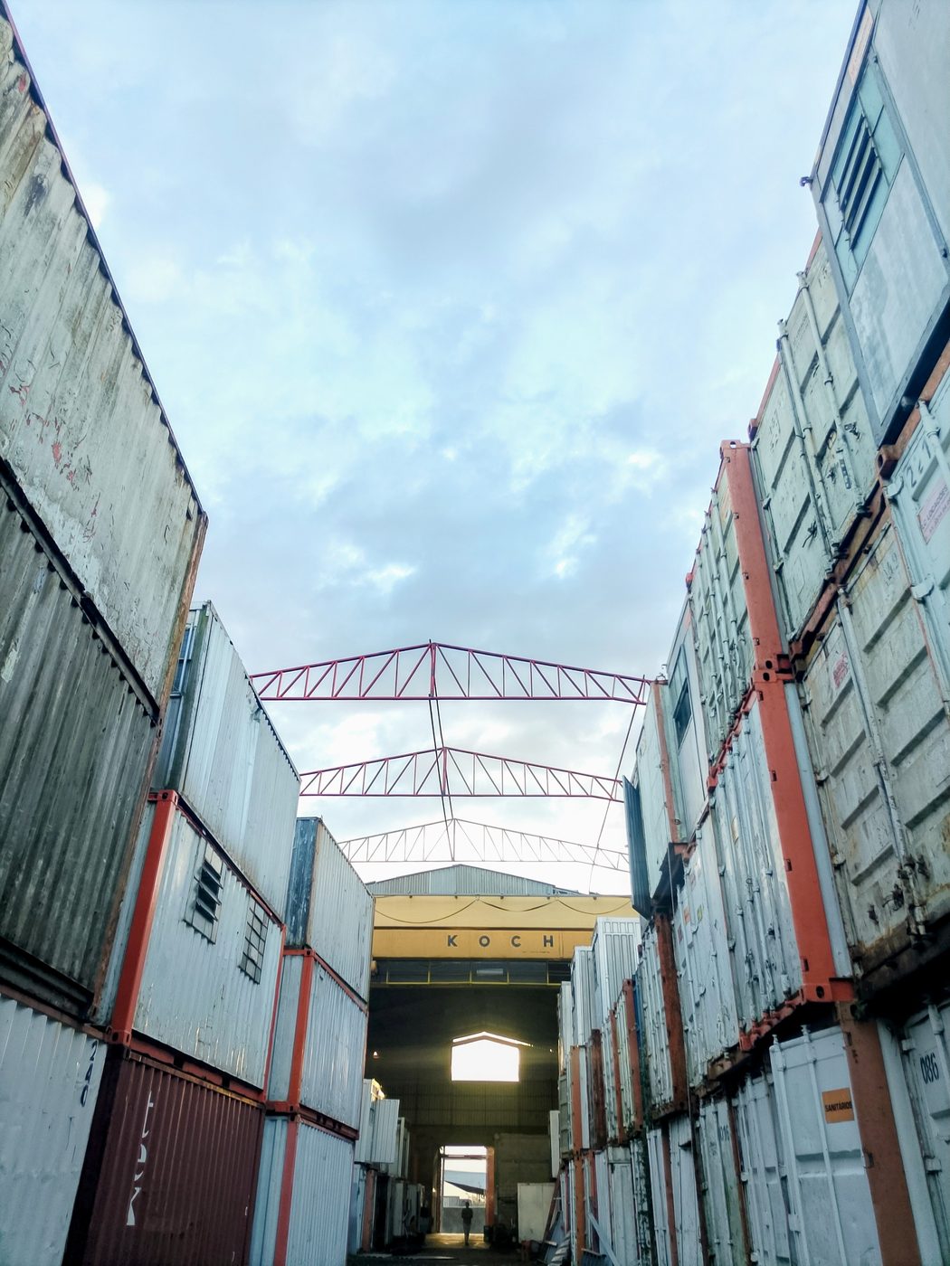 Corredor de containers sob o guindaste pórtico - LC Containers