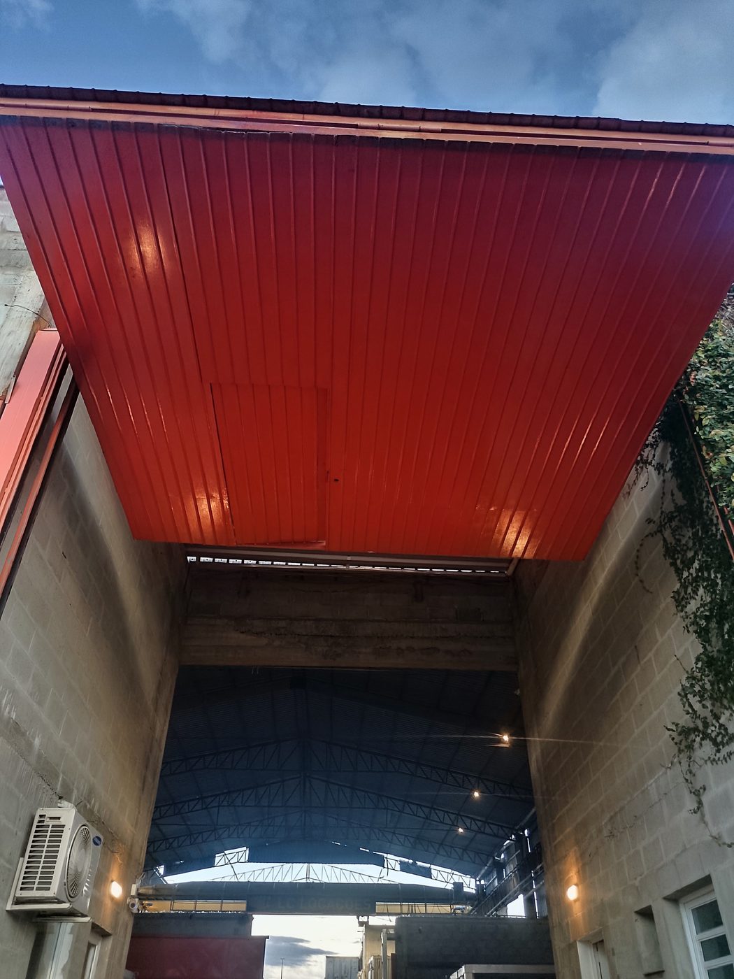 Acesso ao pátio coberto - LC Containers